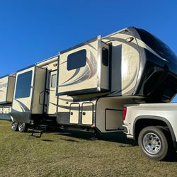 2016 keystone Alpine 40ft 6 Slide Outs Like New!