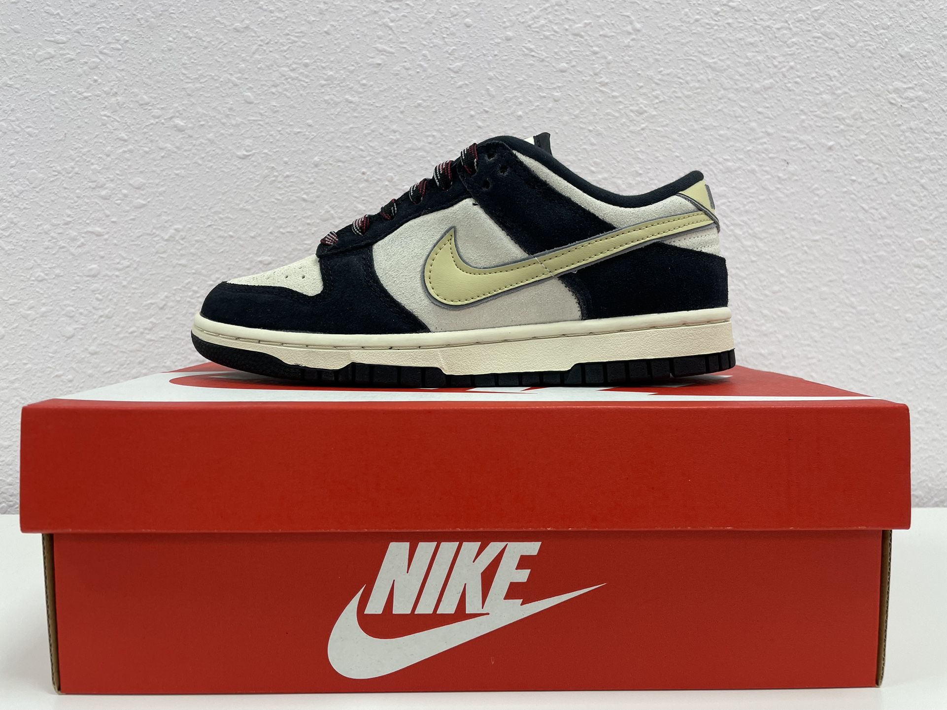 $150 Nike Dunk Low Women Size