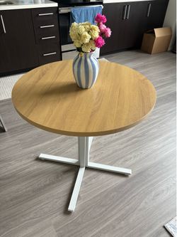 White and wood rounded table