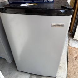 Frigidaire 4.4-cu ft Mini Fridge (Stainless Steel )
