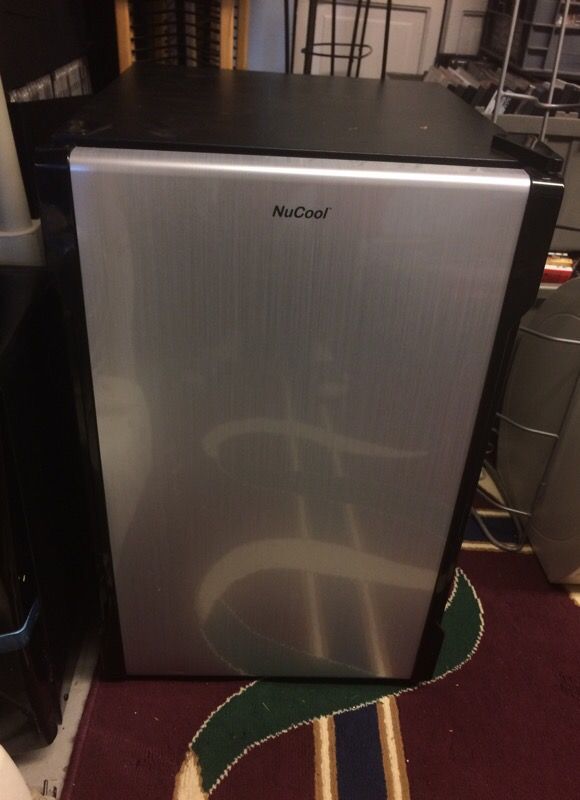 NUCOOL MINI-FRIDGE 2.8 Cu.ft. REFRIGERATOR ~ VERY NICE VERY COLD