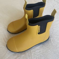 Merry People  Kids Rain Boots. REDCED PRICE!