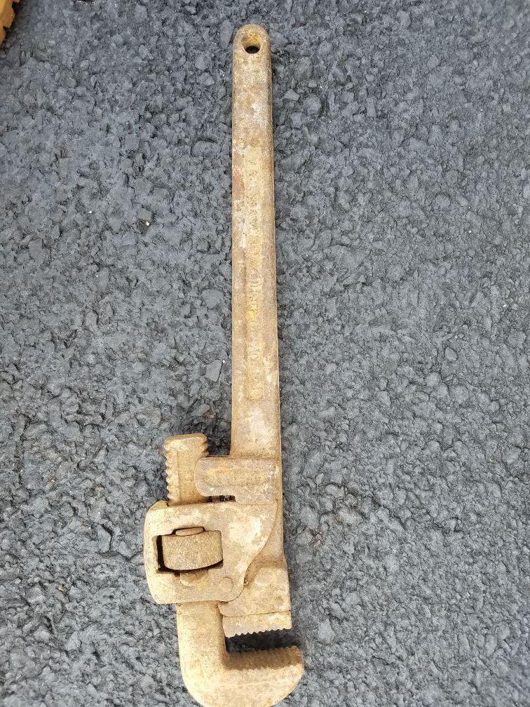 Pipe wrench