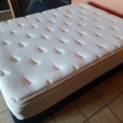 Cashmere Pillow Top Queen Size Mattress And Boxspring 