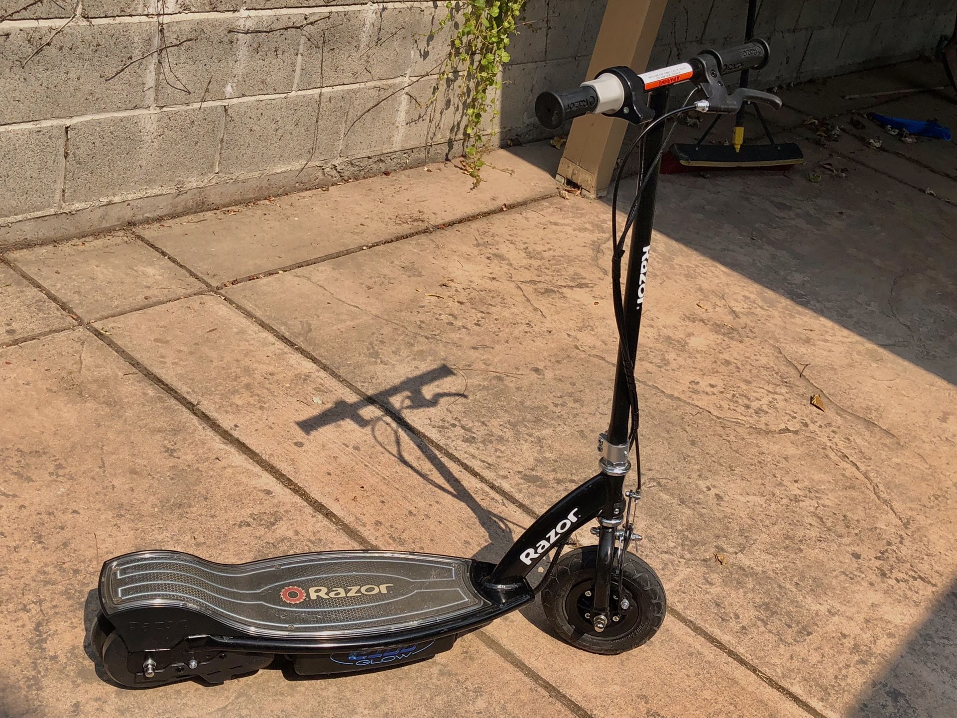 Razor E100 Electric Scooter for Sale in Sacramento, CA OfferUp