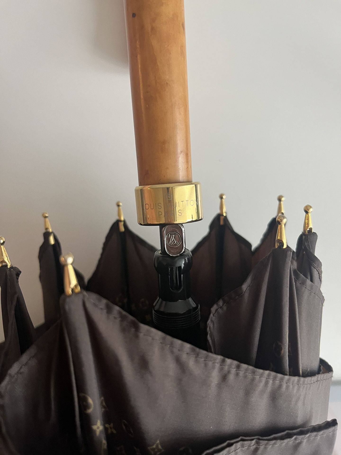 Authentic Louis Vuitton Umbrella Brown for Sale in Pembroke Pines