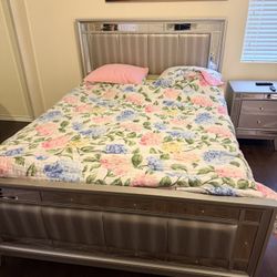 Queen Frame Plus Matching Set 