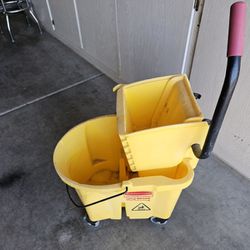 RubberMaid Mop Bucket