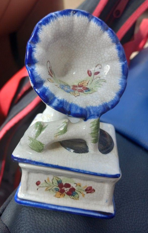 Vintage Little Trinket Ceramuc Box. Cute!