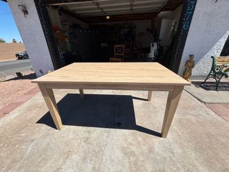 Dinner table,like new,can deliver