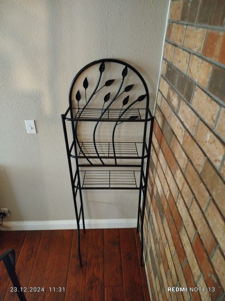 Leaf Ornamented Storage Rack