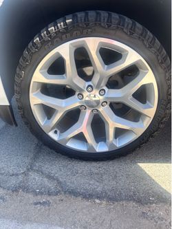 24” snowflake rims on 33’s.