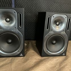 Behringer Truth B2031A 8.75 inch Powered Studio MonitorS ---SELLING AS PARTS BUT 1 WORKS-l
