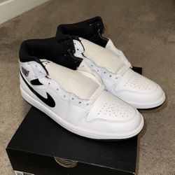 Jordan 1 Reverse Panda Mid
