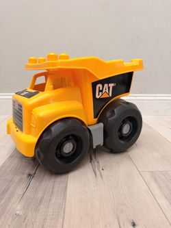 Plastic construction vehicle for plastic blocks