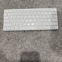 Apple Keyboard - Lightning Port