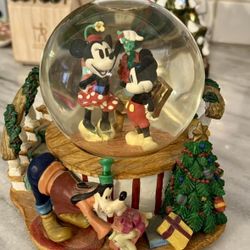 Vintage RARE Disney Store  Santa Claus Is Coming To Town Mickey Minnie & friends Snow Globe