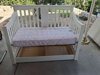 toddler crib bed with mattress and drawers.  used, but still in good condition.  you can down the mattress 2 more levels.