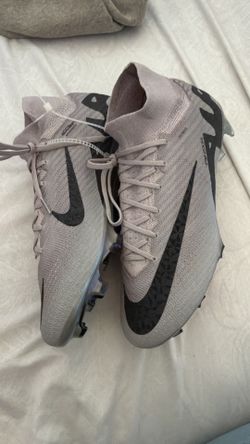 Soccer shoes