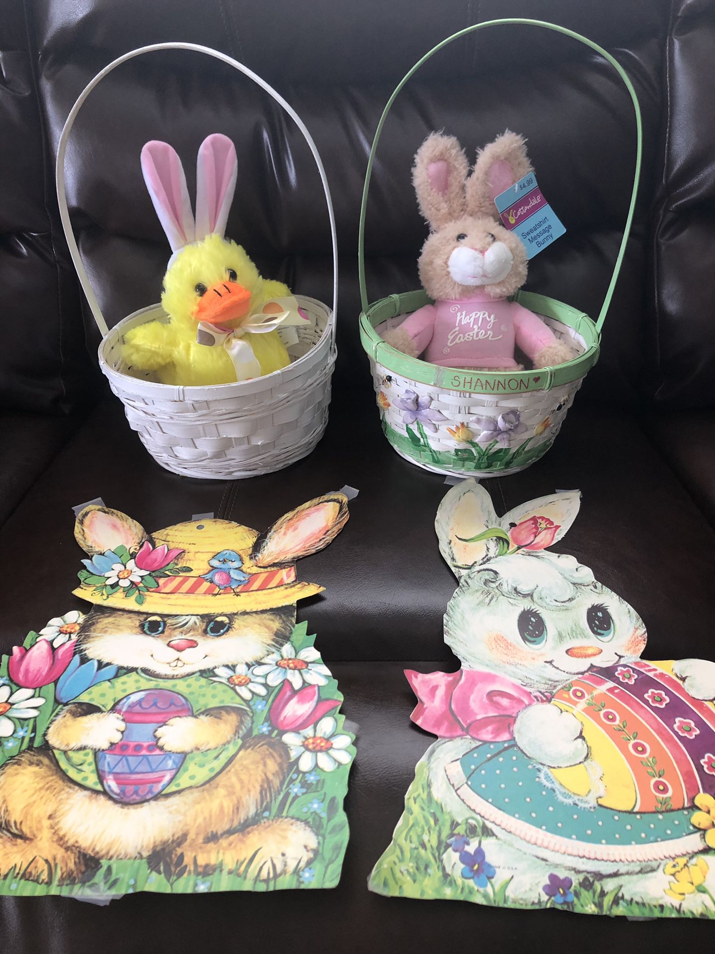 Easter baskets with toys and decorations, all for $ 10