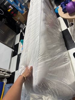 Twin mattress with waterproof cover almost new