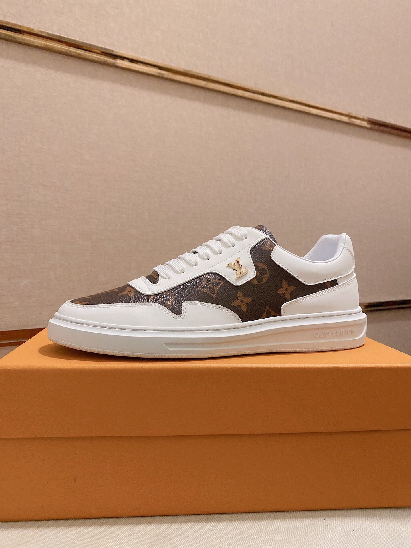 Louis Vuitton Men’s Sneaker With Box New 