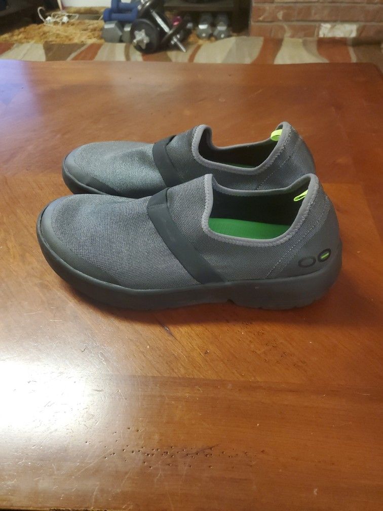 Oofos Women's Slip-on Shoes. Size Women's 11