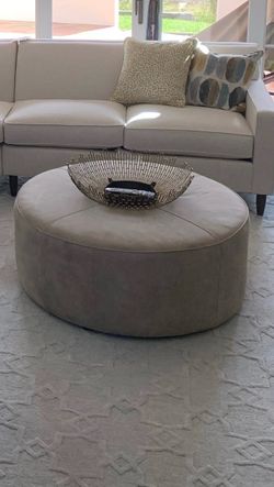 Ethan Allen- Dallon Round Ottoman