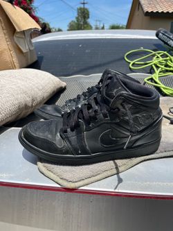Jordan 1 Triple Black mid