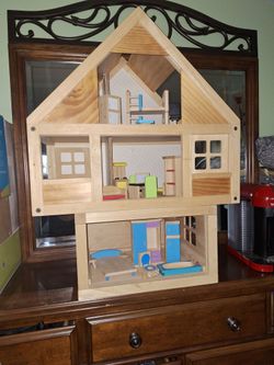 Plan Toys Dollhouse eith the furniture