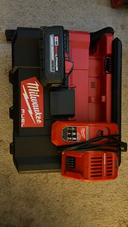 18 bolts Milwaukee Fuel D Back, Including Battery And Charger Barely Use