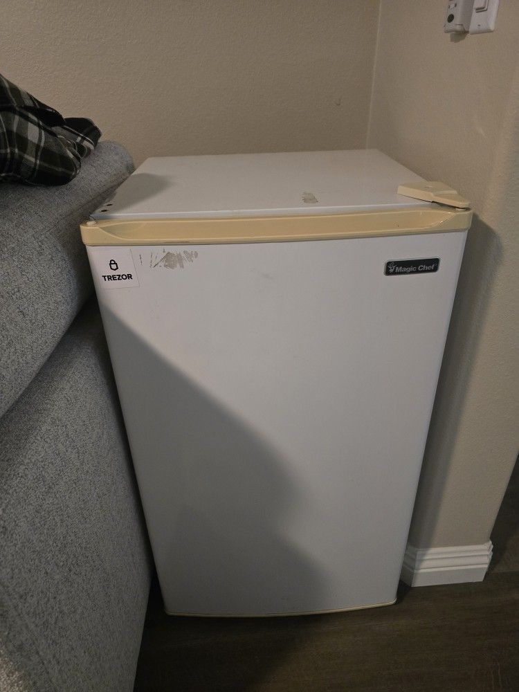 Mini Fridge / Freezer