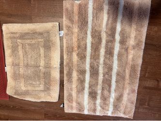 4 set of bath rugs. Washable.