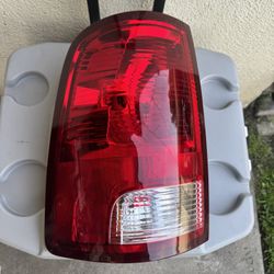 2009-2010 Dodge Ram 1500 Left Tail Light