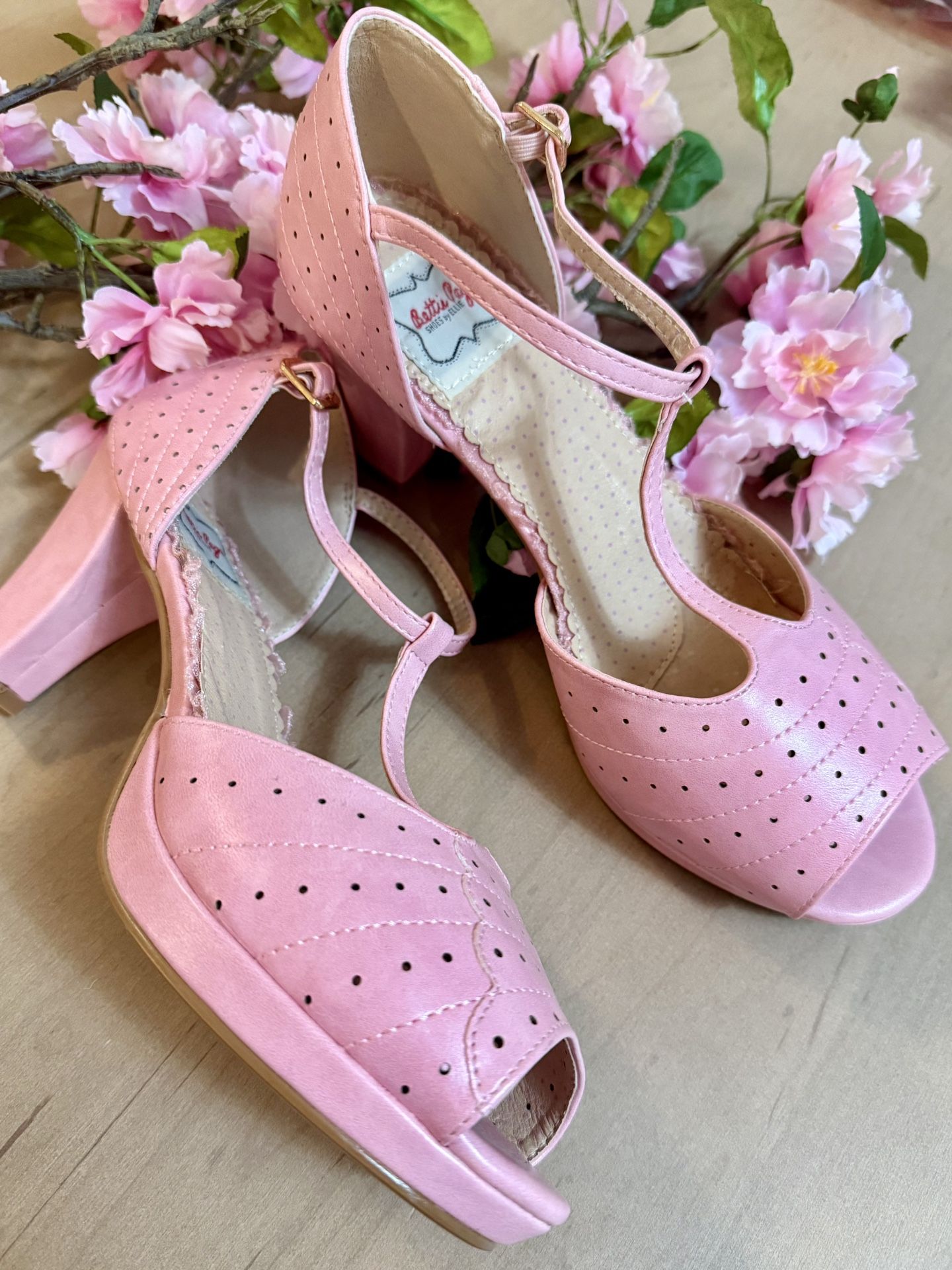 Never Worn Pink Bettie Page Heels Size 9