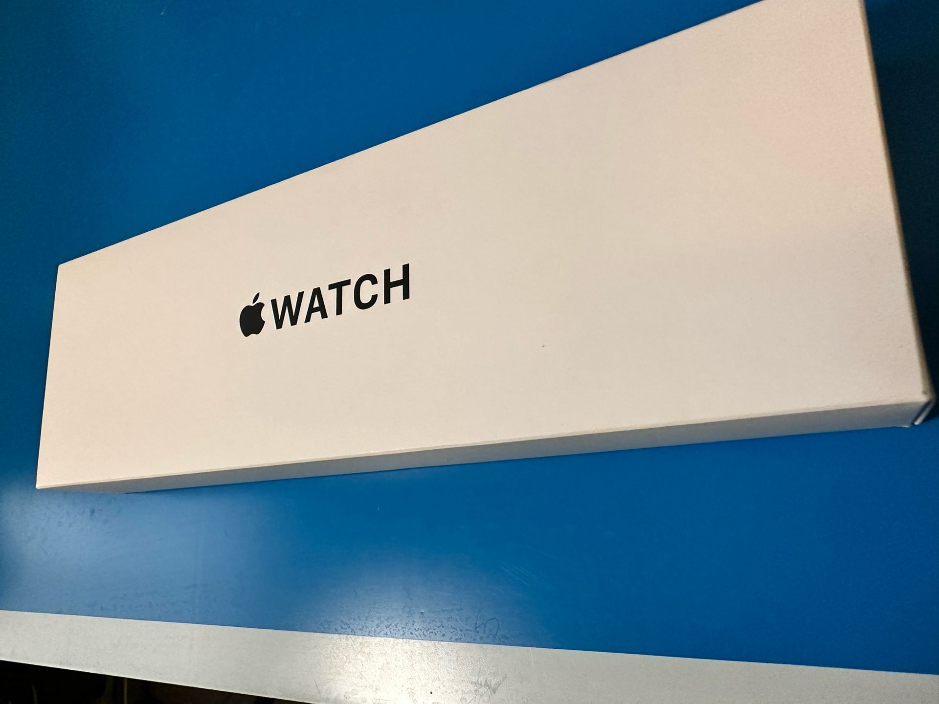 New Apple Watch SE (Gen 2) in Starlight
