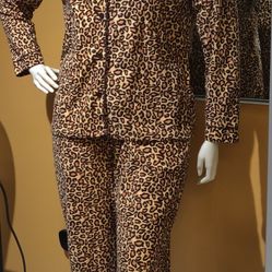 WHITE MARK Animal Print Ladies Pajamas Size M 