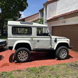 Vendo MI Proyecto DE Land Rober Defender 1981 Con Motor DE Land Rober Discovery 2013 Rines Nuevos Covineria Nueva Le  Falta Poco 