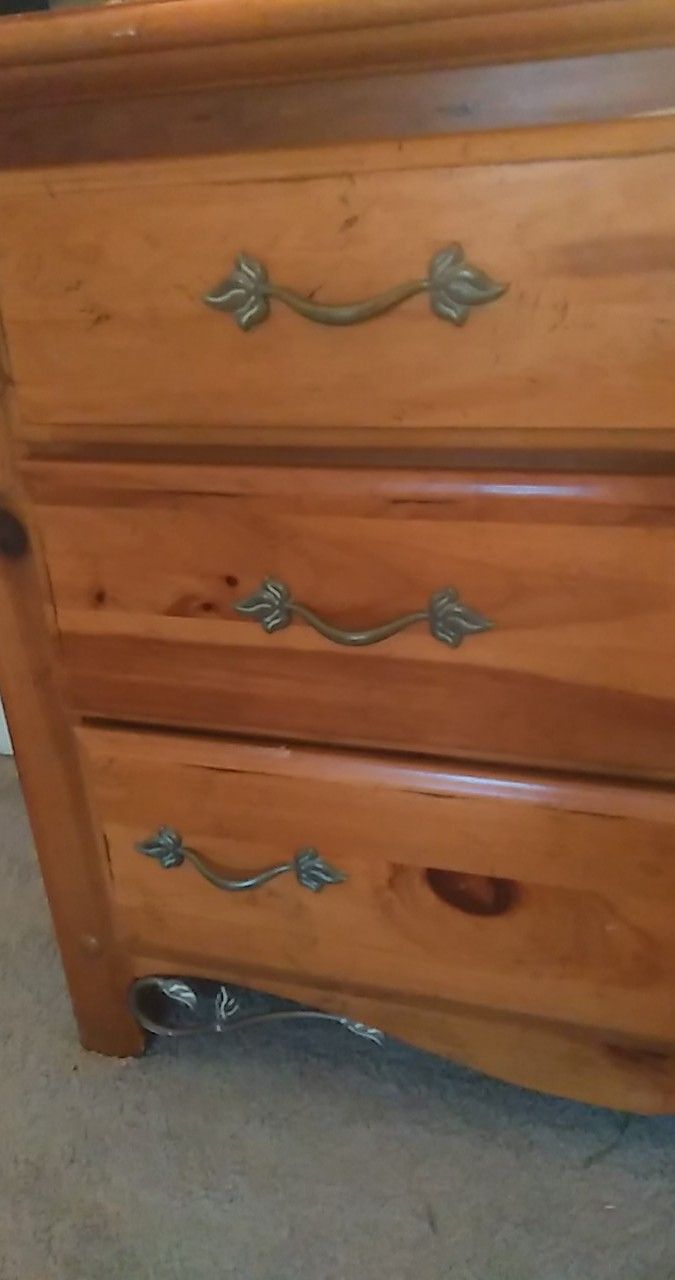 Vaugh Solid Woiden Dresser