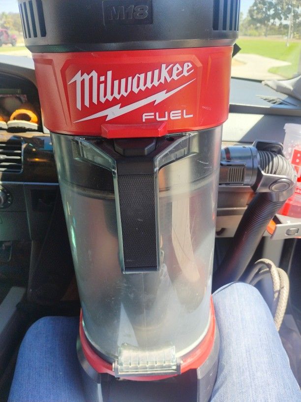 MILWAUKEE M18 CORDLESS BACK PACK VACUUM