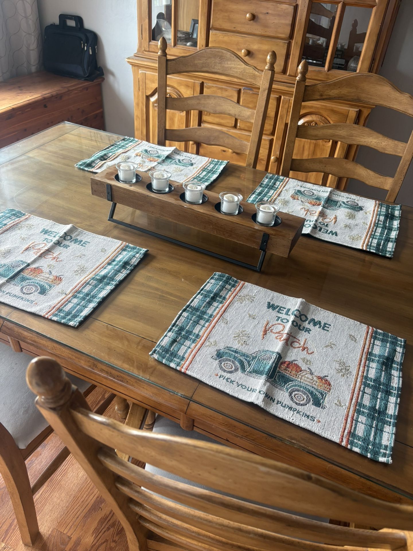 Dining Room Table And Chairs 