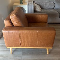 Brown Leather Accent Chair – Clean, Sturdy, Comfortable