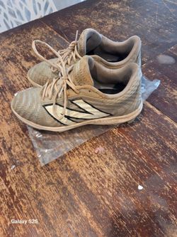 New Balance mens/boys baseball cleats, size 9 2E (wide)