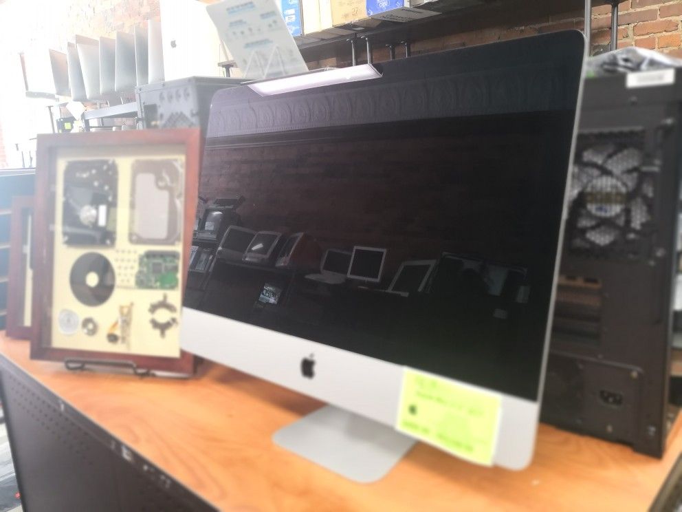Apple iMac 21.5" 2017
Intel Core i5-7360U
2.30GHz Dual Core
8GB RAM 256GB SSD
Webcam WiFi
Bluetooth
21.5" 1920 x 1080 IPS Display