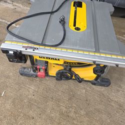 Dewalt 8 1/4 Table Saw Great Condition $260 Price FIRM/ En Excelente Estado Precio FIRME  $260