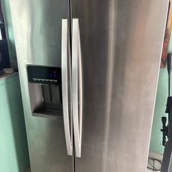 Whirlpool refrigerator in great condition 