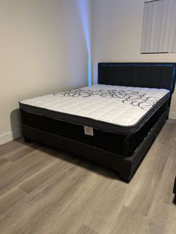 Queen Size Bed Frame With Led Lights & Mattress.     Cama Queen Size Con Luz Led Colchon Incluido.