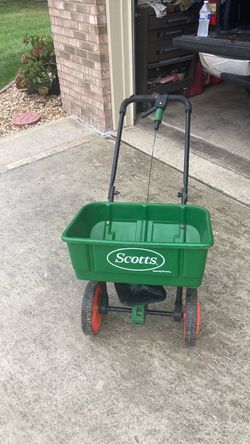 Scott’s speedy green spreader with extra large hopper Scott’s speedy green spreader with extra large hopper