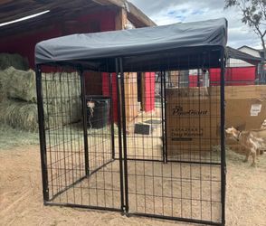 Outdoor Dog Kennel with roof NEW IN BOX!