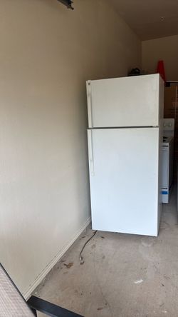 White Top-Freezer Refrigerator GE